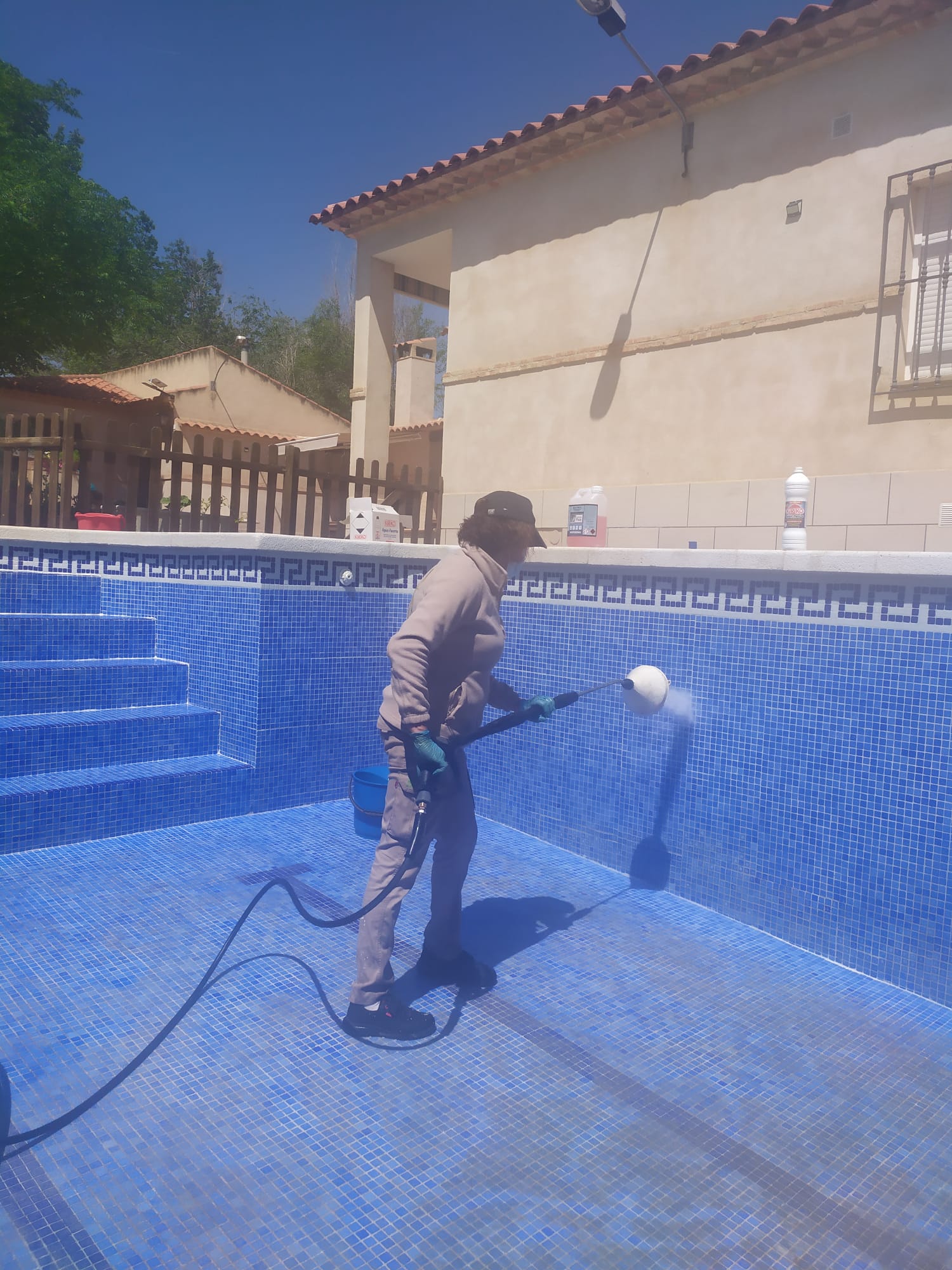 Nuestro equipo limpiando en profundidad una piscina
