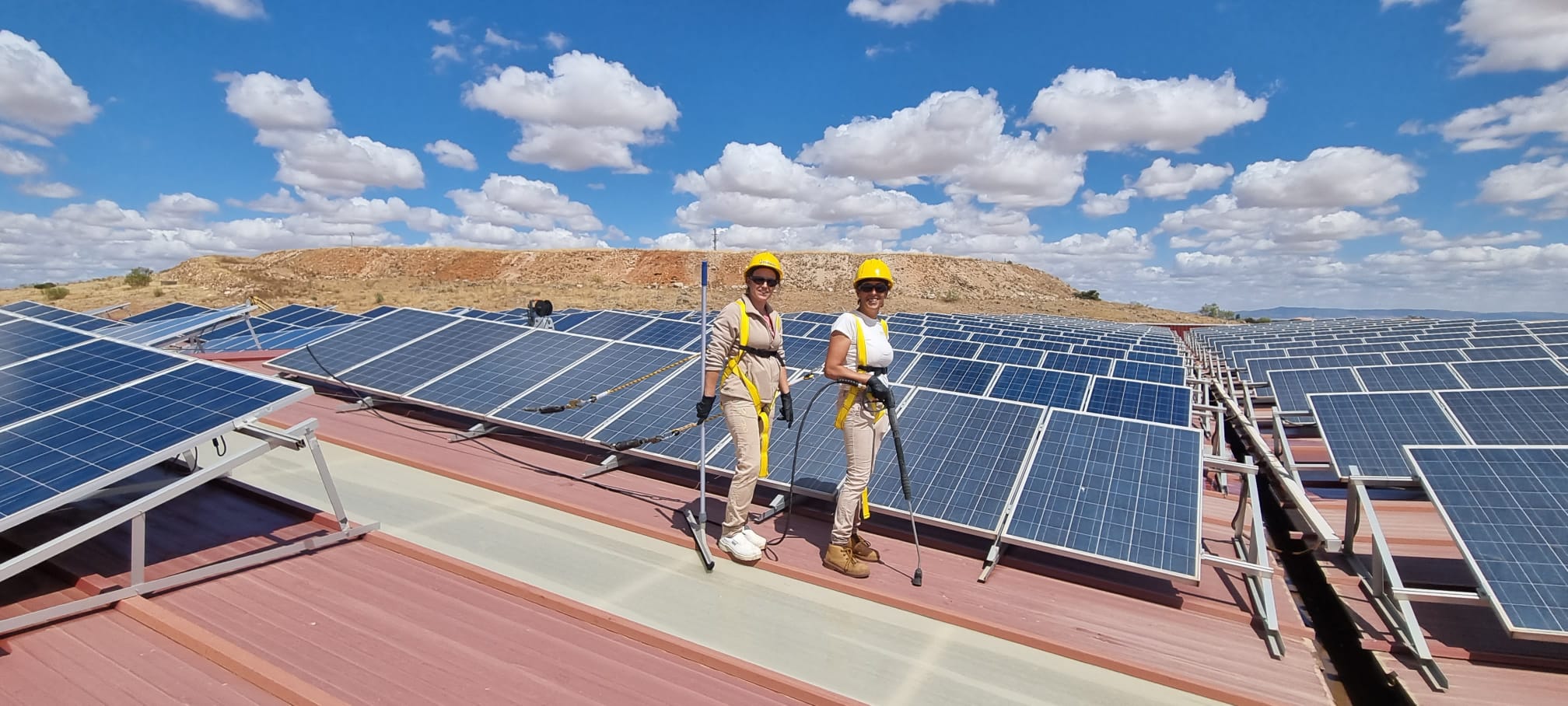 Nuestro equipo en proceso de limpieza de placas solares