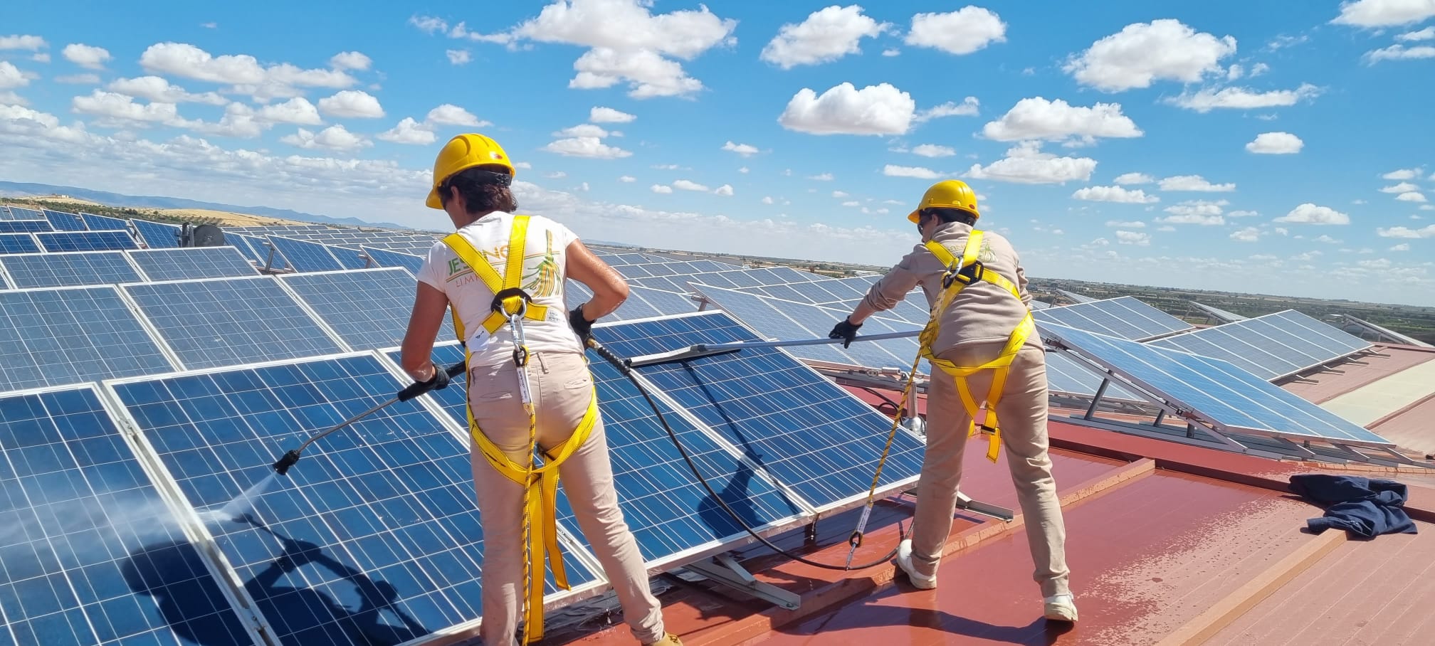 Nuestro equipo limpiando placas solares