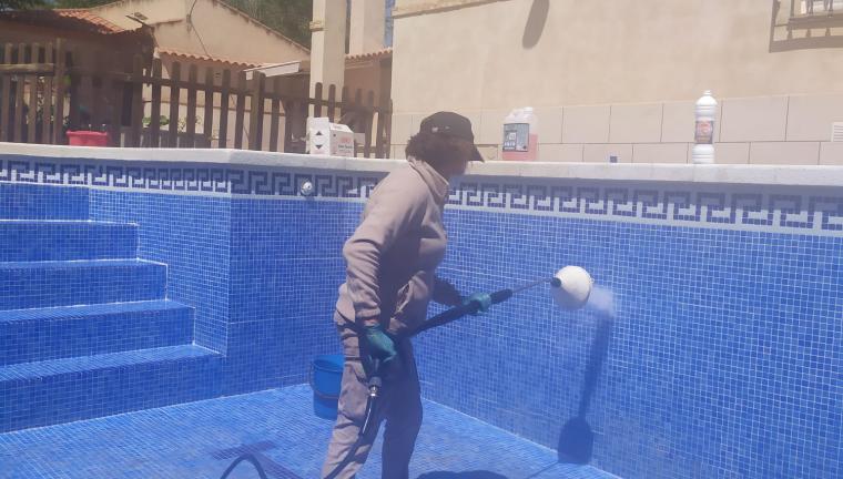 Nuestro equipo limpiando en profundidad una piscina