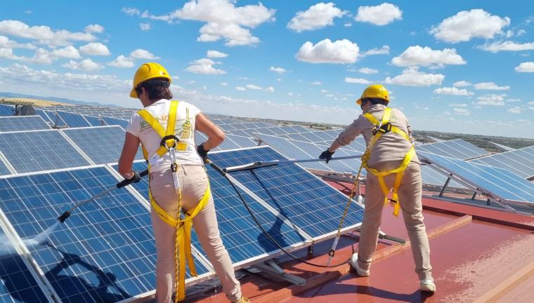 Nuestro equipo limpiando placas solares