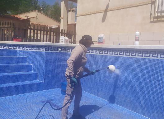 Nuestro equipo limpiando en profundidad una piscina