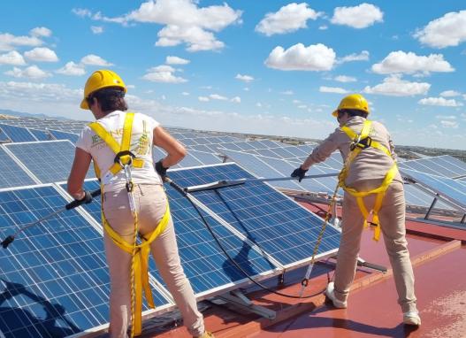 Nuestro equipo limpiando placas solares